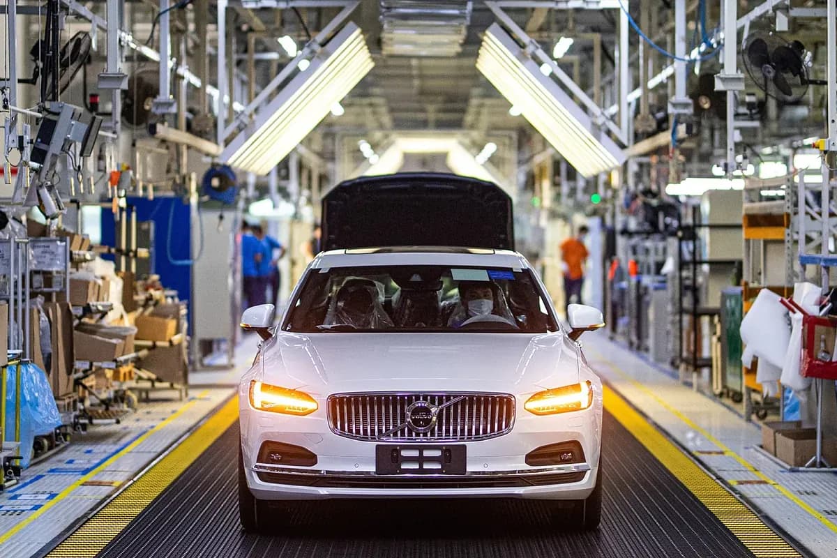 Volvo Cars Shares Plunge to Historic Lows Amid Disappointing Earnings